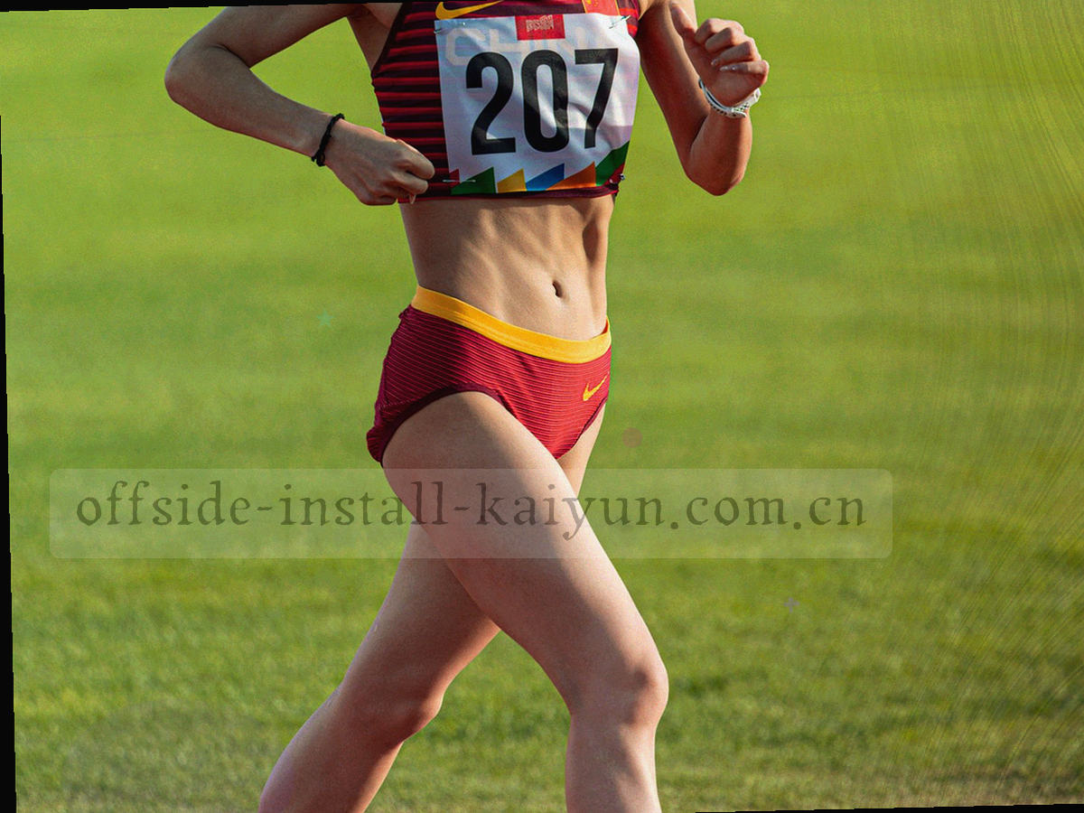 体育馆看台与场地的等距视角抽象线稿，冷灰细线构成，局部用湖青蓝填充色块